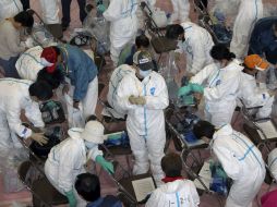 Habitantes de la localidad de Kawauchi regresan a sus casas en busca de sus pertenencias. EFE  /