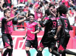 Aurelio Molina celebra con sus compañeros su anotación, la cual les dio el empate a uno frente a Irapuato. MEXSPORT  /