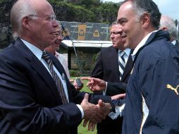 El rector de la UNAM, José Narro saludando al estratega de Pumas, Guillermo Vázquez. MEXSPORT  /