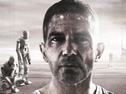 Imagen de la película Autómata en la que Banderas representa a Jacq Vaucan. EFE  /