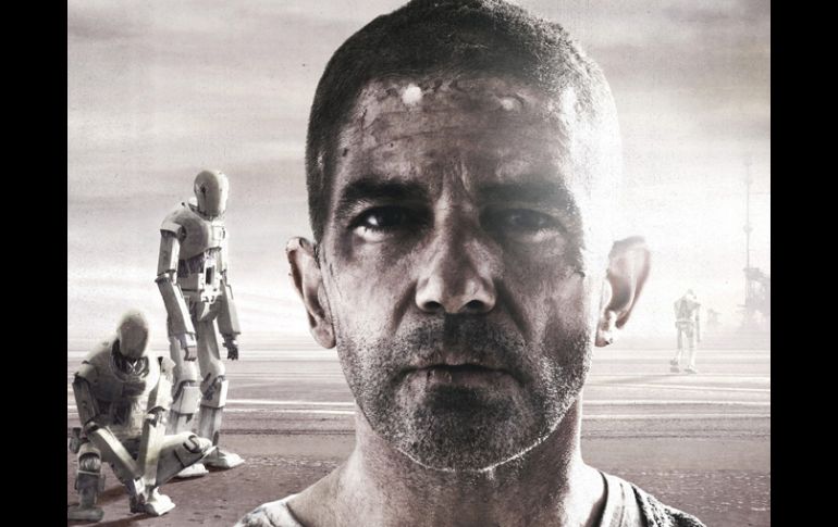 Imagen de la película Autómata en la que Banderas representa a Jacq Vaucan. EFE  /