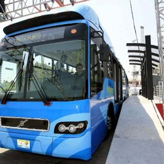 Regalan tarjetas y pasajes para atraer usuarios al Macrobús