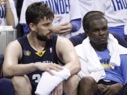 Marc Gasol y Zach Randolph lamentan la derrota ante Oklahoma. AP  /