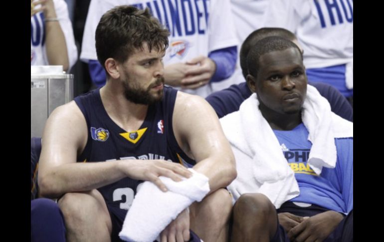 Marc Gasol y Zach Randolph lamentan la derrota ante Oklahoma. AP  /