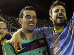 Busquets festeja con Piqué el campeonato de la Liga española. AFP  /