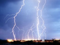 La jornada de intensa lluvia registrada este jueves en Costa Rica contabilizó casi siete mil rayos. ARCHIVO  /