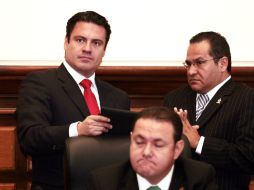 Sandoval rechazó exigir que los bancos contraten seguridad privada en este año. En la foto dialoga con Eduardo Almaguer. E. BARRERA  /