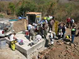 Los rescatistas tardaron poco más de tres horas para extraer los cuerpos a la superficie. M. PATIÑO  /