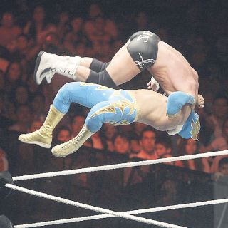 RAW ofrece gran función con poca asistencia