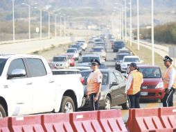Agentes viales dirigen el intenso tráfico por una de las arterias cercanas al estadio. E. PACHECO  /
