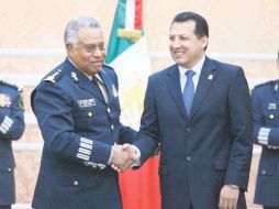 El titular de la CNDH, Raúl Plascencia Villanueva, y el titular de la Sedena, Guillermo Galván Galván se dan la mano. EL UNIVERSAL  /