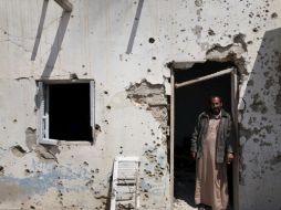 Un libio permanece en su casa atacada por las fuerzas de Gadhafi. EFE  /