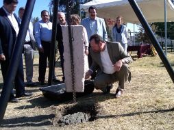José Guadalupe Madera (centro) estimó que para junio de 2012 quede lista la casa para los trabajadores de la Sección 47. R. ZAPATA  /