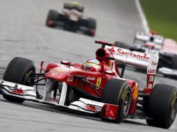 Fernando Alonso a bordo de su Ferrari durante el GP de Malasia. ARCHIVO  /