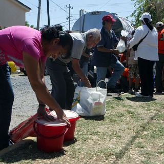 Ganaderos manifestantes reparten gratuitamente leche de una pipa más