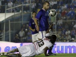 El jugador del Cruz Azul, Emanuel Villa, durante el partido ante Morelia. MEXSPORT  /