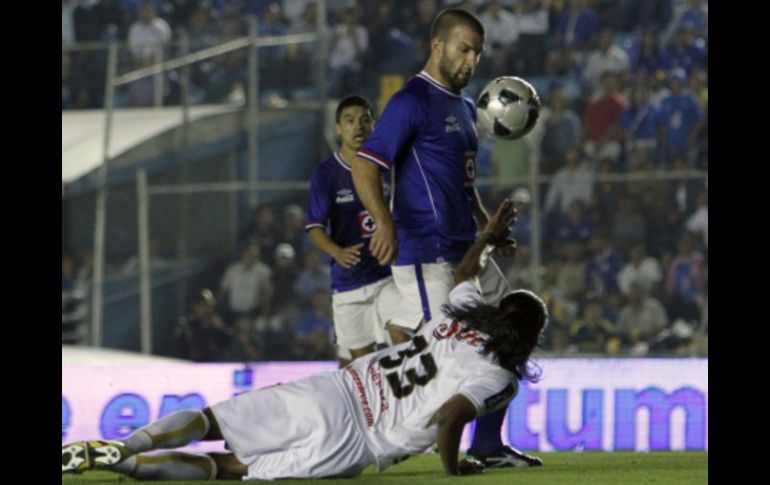 El jugador del Cruz Azul, Emanuel Villa, durante el partido ante Morelia. MEXSPORT  /