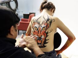 Mientras trabaja, el artista se mantiene relajado y tranquilo. E. BARRERA  /
