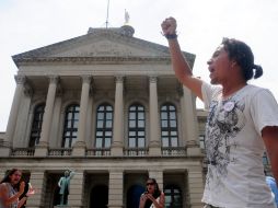 Manifestantes afuera del Capitolio de Atlanta, Georgia, se oponen a ley antiinmigrantes promulgada hoy en esa entidad. AP  /