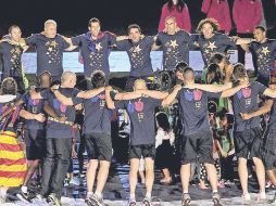 Jugadores y cuerpo técnico brincaron y bailaron al centro del campo del Camp Nou. EFE  /