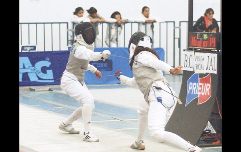 Una esgrimista de Jalisco compite en la final de Sable femenil ante una bajacaliforniana, dentro de la Olimpiada Nacional. ESPECIAL  /
