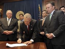 El gobernador de Georgia, Nathan Deal , firma el proyecto antiinmigrante. EFE  /