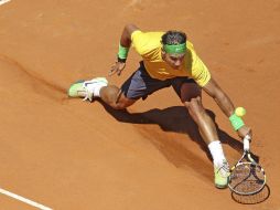 Nadal devuelve la bola a su contrincante francés Richard Gasquet. EFE  /