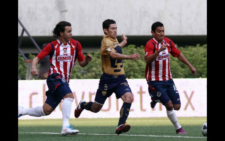 Imagen del partido anterior entre Chivas y Pumas; se espera que mañana haya una gran seguridad en el juego de 'vuelta'. MEXSPORT  /