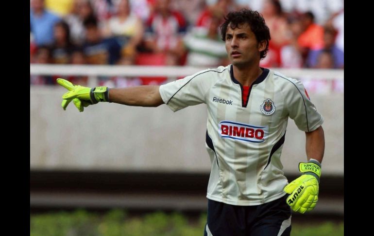 El arquero de Chivas, Luis Michel, durante el partido de 'ida' ante Pumas. MEXSPORT  /
