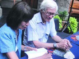 El matrimonio Pint, Susy y John, firmando los ejemplares de regalo para los lectores de EL INFORMADOR.  /