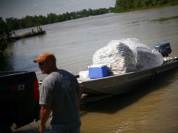 Un habitante de Butte LaRose, Luisiana, evacua junto con sus pertenencias en un bote. REUTERS  /