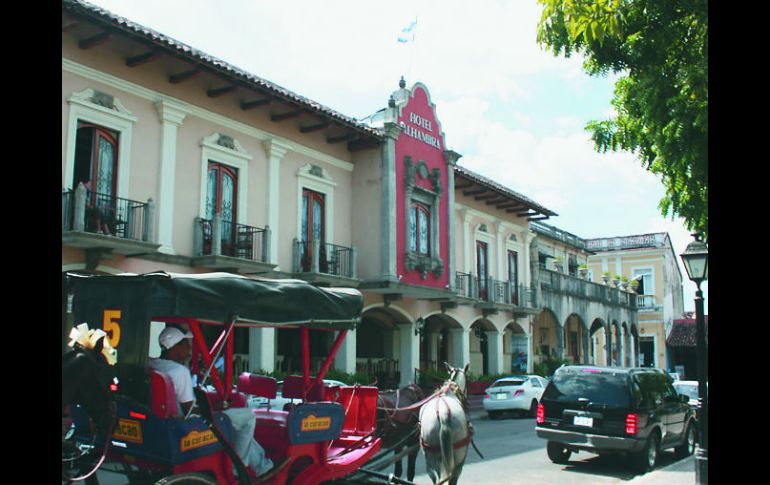 La Plaza principal de Granada es de una arquitectura colonial; las calandrias son su distintivo. R. GODÍNEZ  /