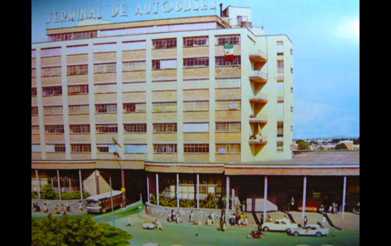 el arquitecto Aldana diseñó la primer Central de Autobuses de todo México, sensacional edificio digno de mejor suerte.DUQUEDETLAQUEPAQU  /