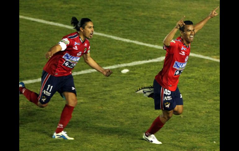 José Cruz Gutiérrez (der.) festeja el gol con el que Irapuato se coronó. MEXSPORT  /