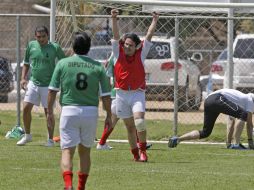 El alcalde de Guadalajara, Aristóteles Sandoval, festeja una de sus dos anotaciones en el partido de ayer. S. NÚÑEZ  /