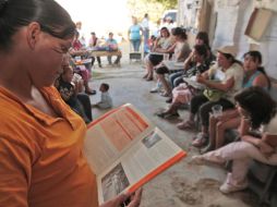 A pesar de las dificultades, la “maestra” Claudia (izquierda) sigue los pasos de su madre María Esperanza Torres.S. NÚÑEZ  /