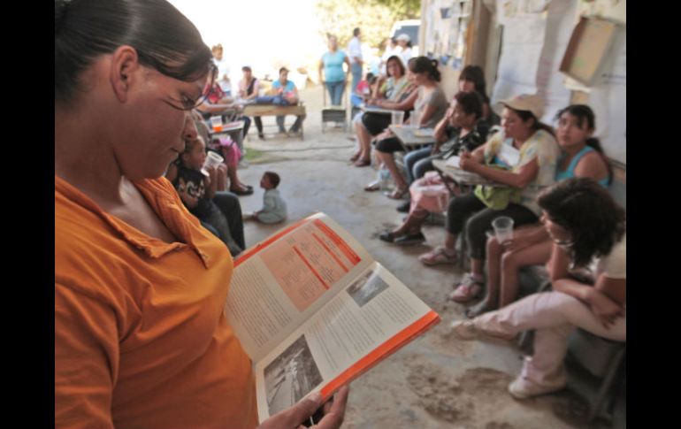 A pesar de las dificultades, la “maestra” Claudia (izquierda) sigue los pasos de su madre María Esperanza Torres.S. NÚÑEZ  /
