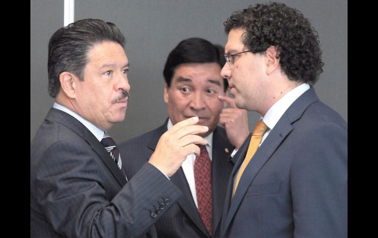 Los líderes perredistas Carlos Navarrete y Armando Ríos Piter conversan en la nueva sede del Senado. EL UNIVERSAL  /