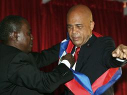 El músico haitiano, Michel Martelly recibe la banda presidencial del líder del Senado, Jean Rodolphe Joazil. AFP  /