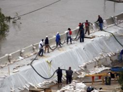Obreros elevan un dique temporal en Vicksburg, Mississippi. AP  /