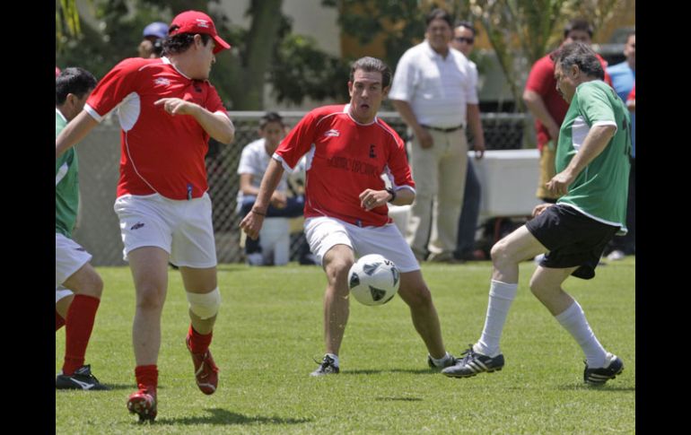 Alcaldes y diputados priistas sostuvieron ayer un partido de futbol en el que los primeros golearon 6-3. S. NÚÑEZ  /