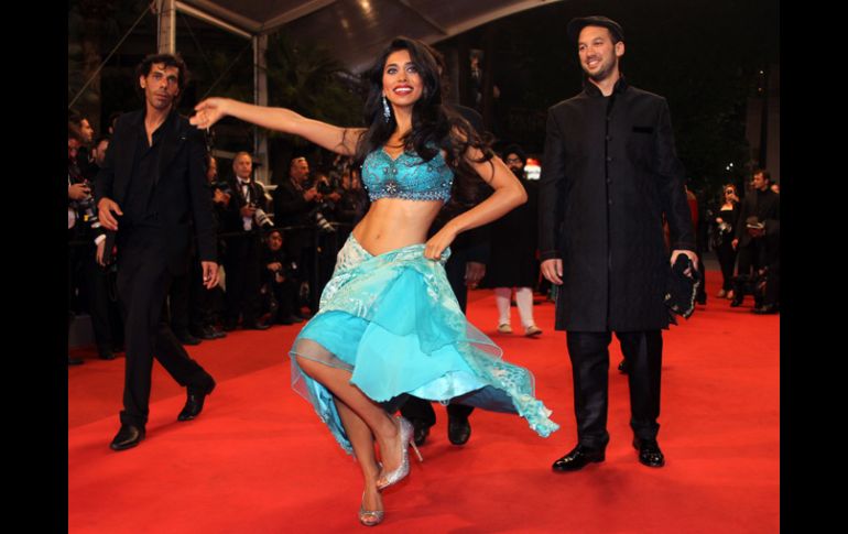 Una bailarina realiza un baile mientras los directores de la película caminan por la alfombra roja en el estreno del filme. AFP  /