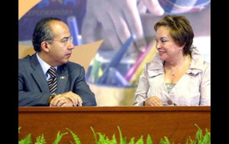 Felipe Calderón y Elba Esther Gordillo participaron este domingo en un acto de celebración por el Día del Maestro. ARCHIVO  /