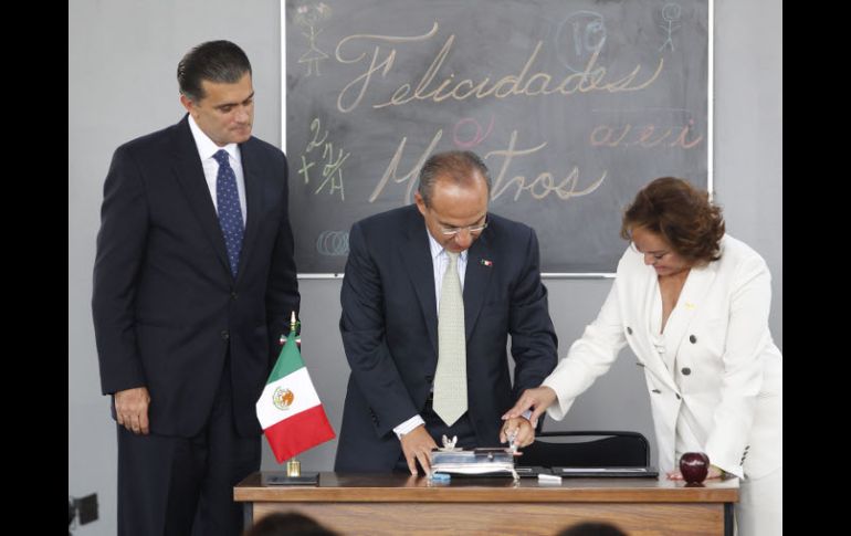 Alfonso Lujambio, Felipe Calderón y Elba Esther Gordillo en la celebración del Día del Maestro. EL UNIVERSAL  /