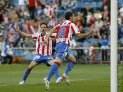 El defensa del Atlético de Madrid, Álvaro Domínguez (d), celebra su gol ante el Hércules. EFE  /