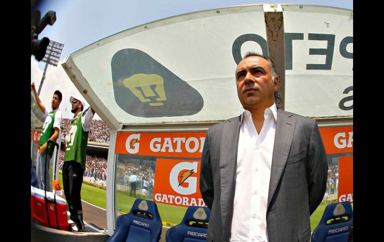 El técnico de Pumas, Guillermo Vázquez, durante el partido de semifinales ante Chivas. MEXSPORT  /
