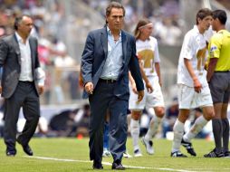 El técnico de Chivas, José Luis Real, durante el partido ante Pumas en las semifinales del Torneo Clausura. MEXSPORT  /