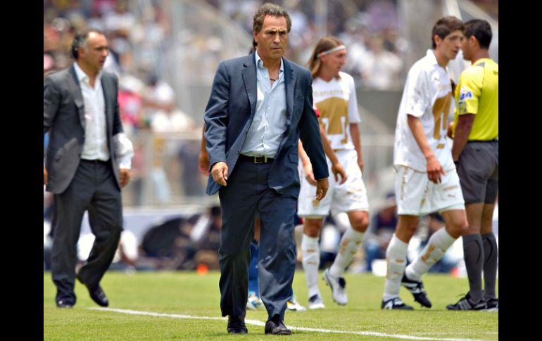 El técnico de Chivas, José Luis Real, durante el partido ante Pumas en las semifinales del Torneo Clausura. MEXSPORT  /