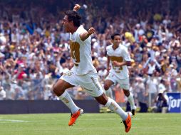 El defensa universitario, Javier Cortés, celebra tras marcar gol ante Chivas. MEXSPORT  /