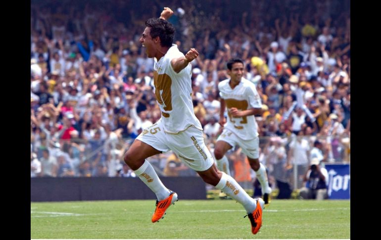 El defensa universitario, Javier Cortés, celebra tras marcar gol ante Chivas. MEXSPORT  /